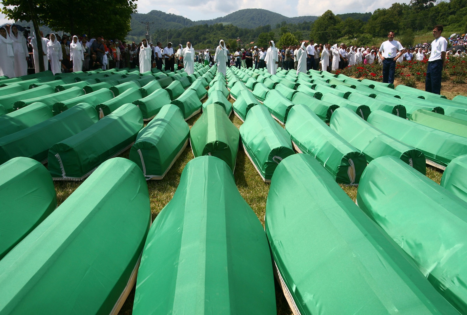 Sarajevo, 15.6.2012 - Arhivska fotografija od 11.7.2010. godine prikazuje sredinju komemoraciju u Srebrenici u povodu petnaeste obljetnice genocida nad Bonjacima s tog podruèja. Sud Bosne i Hercegovine osudio je u petak èetvoricu bivih pripadnike vojske bosanskih Srba na 142 godine zatvora proglasivi ih krivim za sudjelovanje u masovnim ubojstvima Bonjaka poèinjenim nakon pada Srebrenice u srpnju 1995. godine. 
foto FaH/ Tanjug/ Milo Jelesijeviæ/ ua