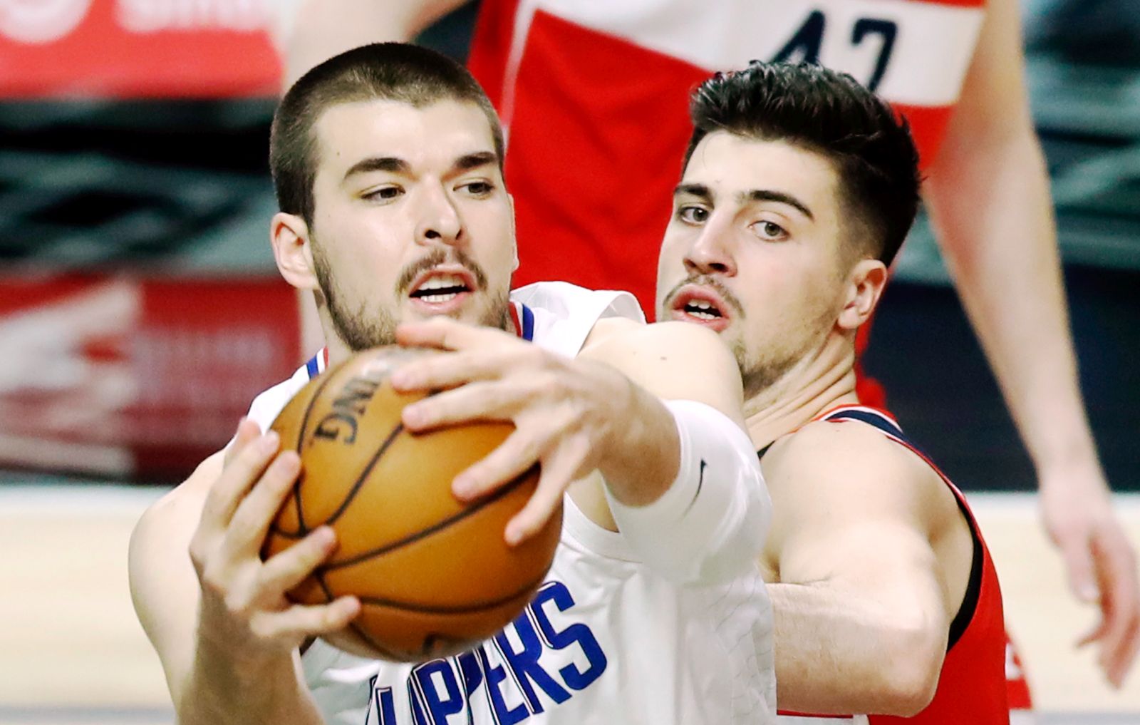 epa09033017 Los Angeles Clippers center Ivica Zubac (L) in action against Washington Wizards guard Raul Neto (R) during the first quarter of the NBA basketball game between the Washington Wizards and the Los Angeles Clippers at the Staples Center in Los Angeles, California, USA, 23 February 2021.  EPA/ETIENNE LAURENT SHUTTERSTOCK OUT