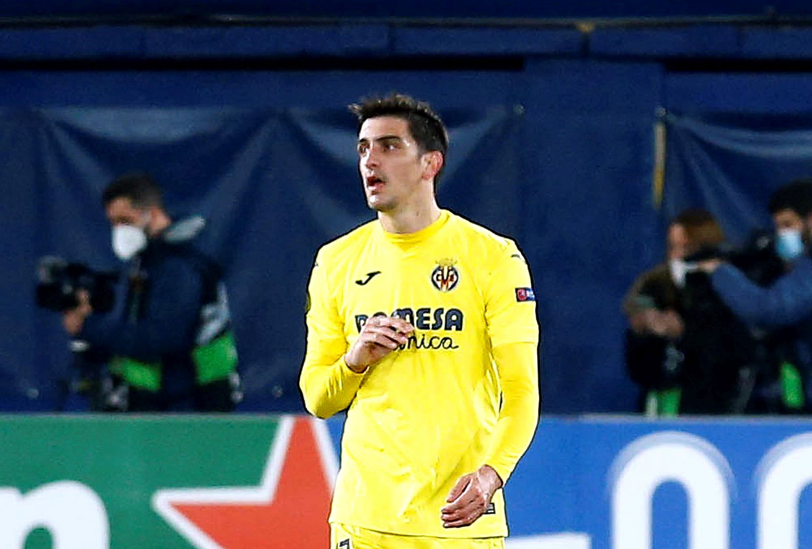 epa09036387 Villarreal's Gerard Moreno reacts after scoring the 1-1 equalizer during the UEFA Europa League round of 32, second leg soccer match between Villarreal CF and FC Salzburg at La Ceramica stadium in Villarreal, Spain, 25 February 2021.  EPA/Domenech Castello