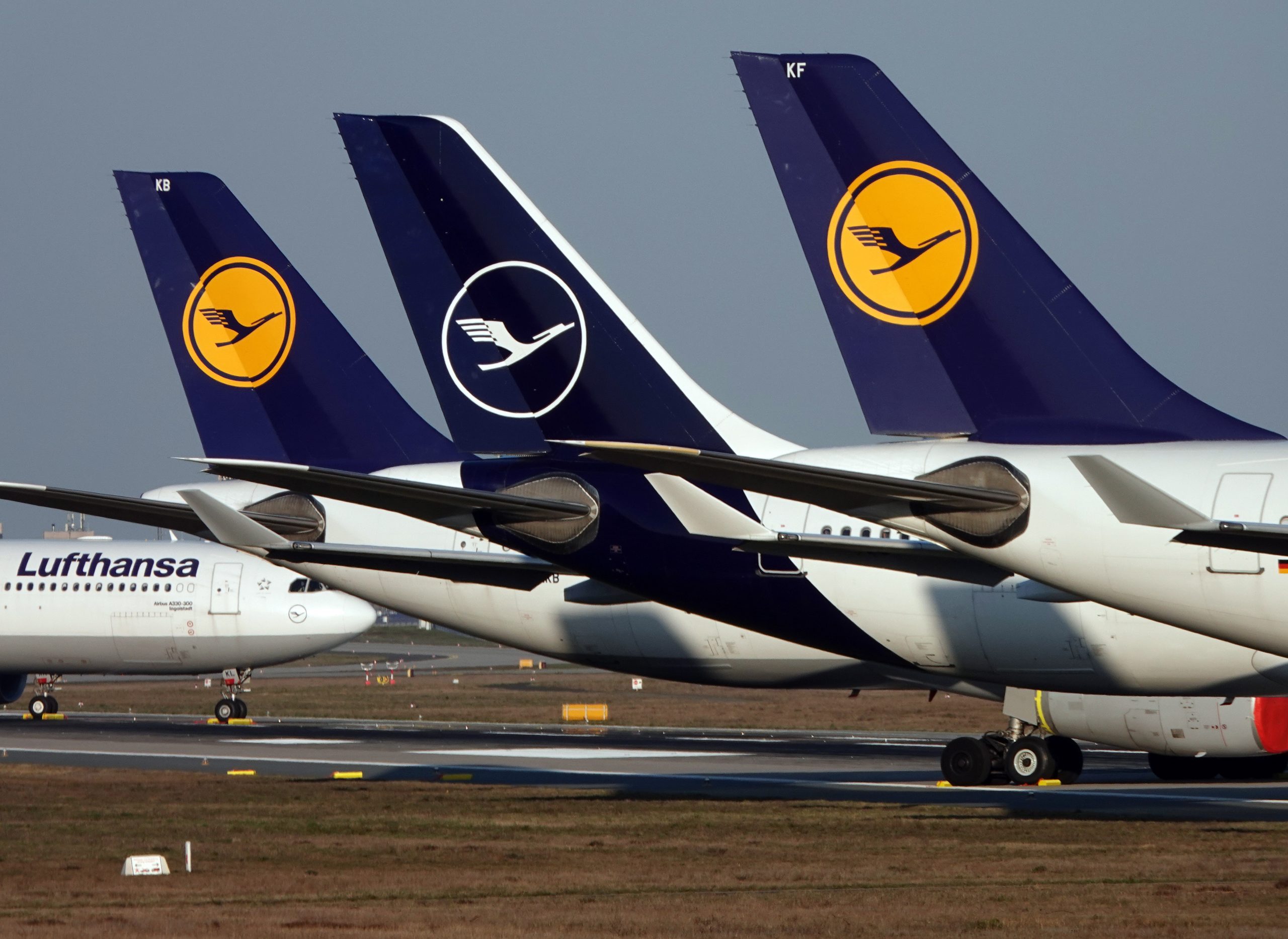 epa09050635 (FILE) Lufthansa passenger planes parked at Frankfurt airport's northern runway in Frankfurt, Germany, 25 March 2020 (reissued 04 March 2021). Lufthansa Group in a statement on 04 March 2021 reported a 5.5 billion euro operating loss in 2020, mostly due to the ongoing coronavirus Covid-19 pandemic.  EPA/MAURITZ ANTIN *** Local Caption *** 56475375