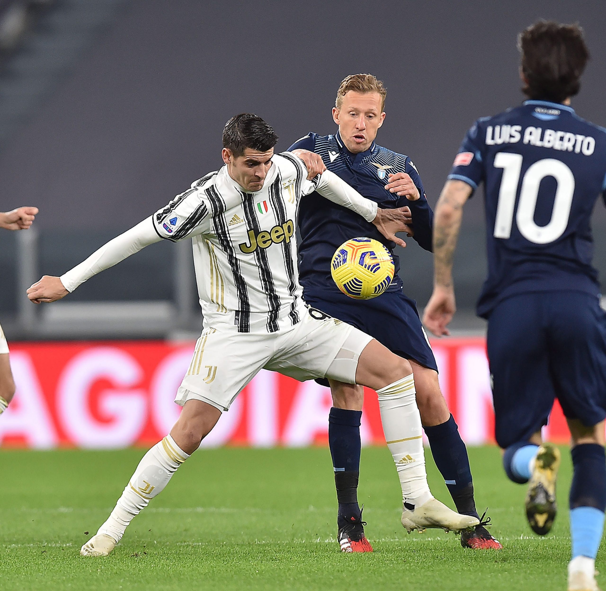 epa09057894 Juventus' Alvaro Morata (L) and Lazio's Lucas Leiva (C) in action during the Italian Serie A soccer match between Juventus FC and SS Lazio in Turin, Italy, 06 March 2021.  EPA/ALESSANDRO DI MARCO
