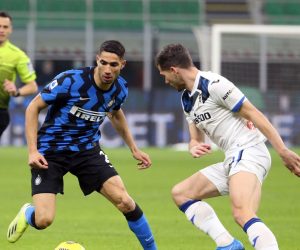 epa09062775 Inter's Achraf Hakimi (L) in action against Atalanta's Remo Freuler (R) during the Italian Serie A soccer match between Inter Milan and Atalanta Bergamo at Giuseppe Meazza stadium in Milan, Italy, 08 March 2021.  EPA/MATTEO BAZZI