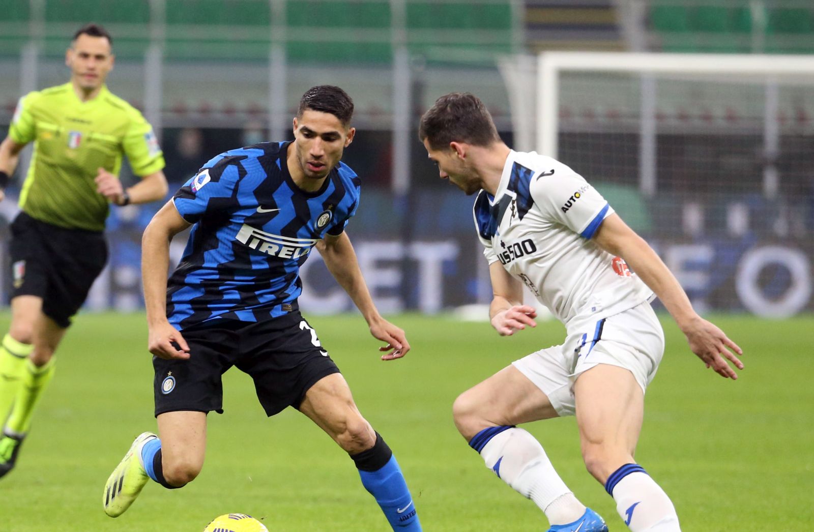 epa09062775 Inter's Achraf Hakimi (L) in action against Atalanta's Remo Freuler (R) during the Italian Serie A soccer match between Inter Milan and Atalanta Bergamo at Giuseppe Meazza stadium in Milan, Italy, 08 March 2021.  EPA/MATTEO BAZZI