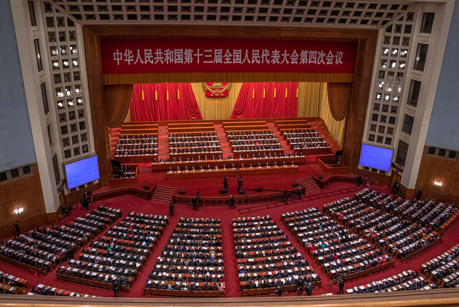 epa09067101 Chinese President Xi Jinping, Premier Li Keqiang and other delegates attend the closing session of the National People’s Congress (NPC), at the Great Hall of the People, in Beijing, China, 11 March 2021. China held two major annual political meetings, The National People’s Congress (NPC) and the Chinese People's Political Consultative Conference (CPPCC) which run alongside and together known as 'Lianghui' or 'Two Sessions'.  EPA/ROMAN PILIPEY / POOL