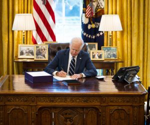epa09068462 US President Joe Biden signs the American Rescue Plan in the Oval Office, in the White House, Washington, DC, USA, 11 March 2021.  EPA/Doug Mills / POOL