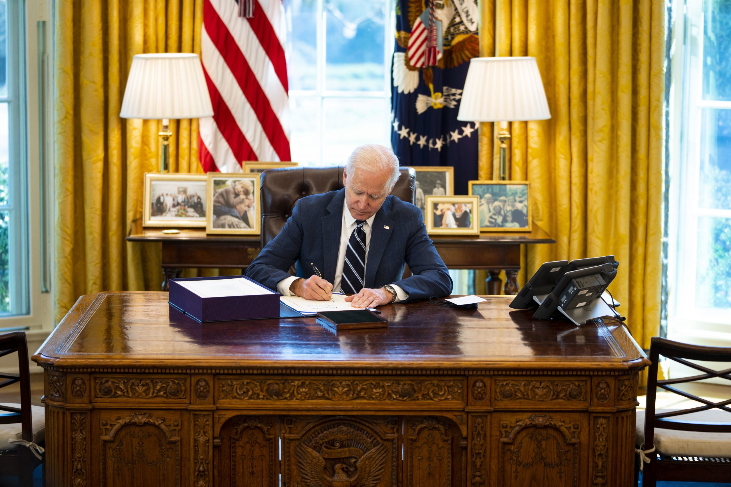 epa09068462 US President Joe Biden signs the American Rescue Plan in the Oval Office, in the White House, Washington, DC, USA, 11 March 2021.  EPA/Doug Mills / POOL