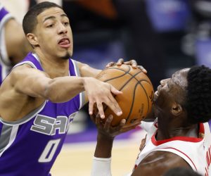 epa09069108 Houston Rockets guard Victor Oladipo (R) and Sacramento Kings guard Tyrese Haliburton (L) in action during the NBA basketball game between the Houston Rockets and the Sacramento Kings at Golden 1 Center in Sacramento, California, USA, 11 March 2021.  EPA/JOHN G. MABANGLO SHUTTERSTOCK OUT