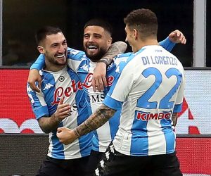 epa09074757 Napoli’s Matteo Politano (L) celebrates with teammates after scoring his team's first goal during the Italian Serie A soccer match between AC Milan and SSC Napoli at Giuseppe Meazza stadium in Milan, Italy, 14 March 2021.  EPA/MATTEO BAZZI