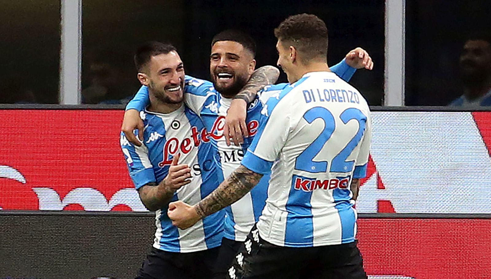 epa09074757 Napoli’s Matteo Politano (L) celebrates with teammates after scoring his team's first goal during the Italian Serie A soccer match between AC Milan and SSC Napoli at Giuseppe Meazza stadium in Milan, Italy, 14 March 2021.  EPA/MATTEO BAZZI