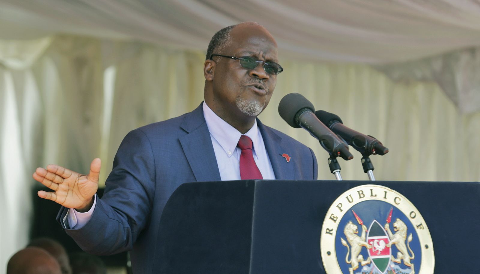 epa09080735 (FILE) Tanzanian President John Magufuli (C) delivers his speech during the official commissioning ceremony of the Nairobi Southern Bypass road in Nairobi, Kenya, 01 November 2016 (reissued 17 March 2021). Tanzania's Vice president Samia Suluhu Hassan in a TV address announced that Tanzanian President John Magufuli has died on 17 March 2021 at the age of 61.  EPA/DANIEL IRUNGU *** Local Caption *** 53099205