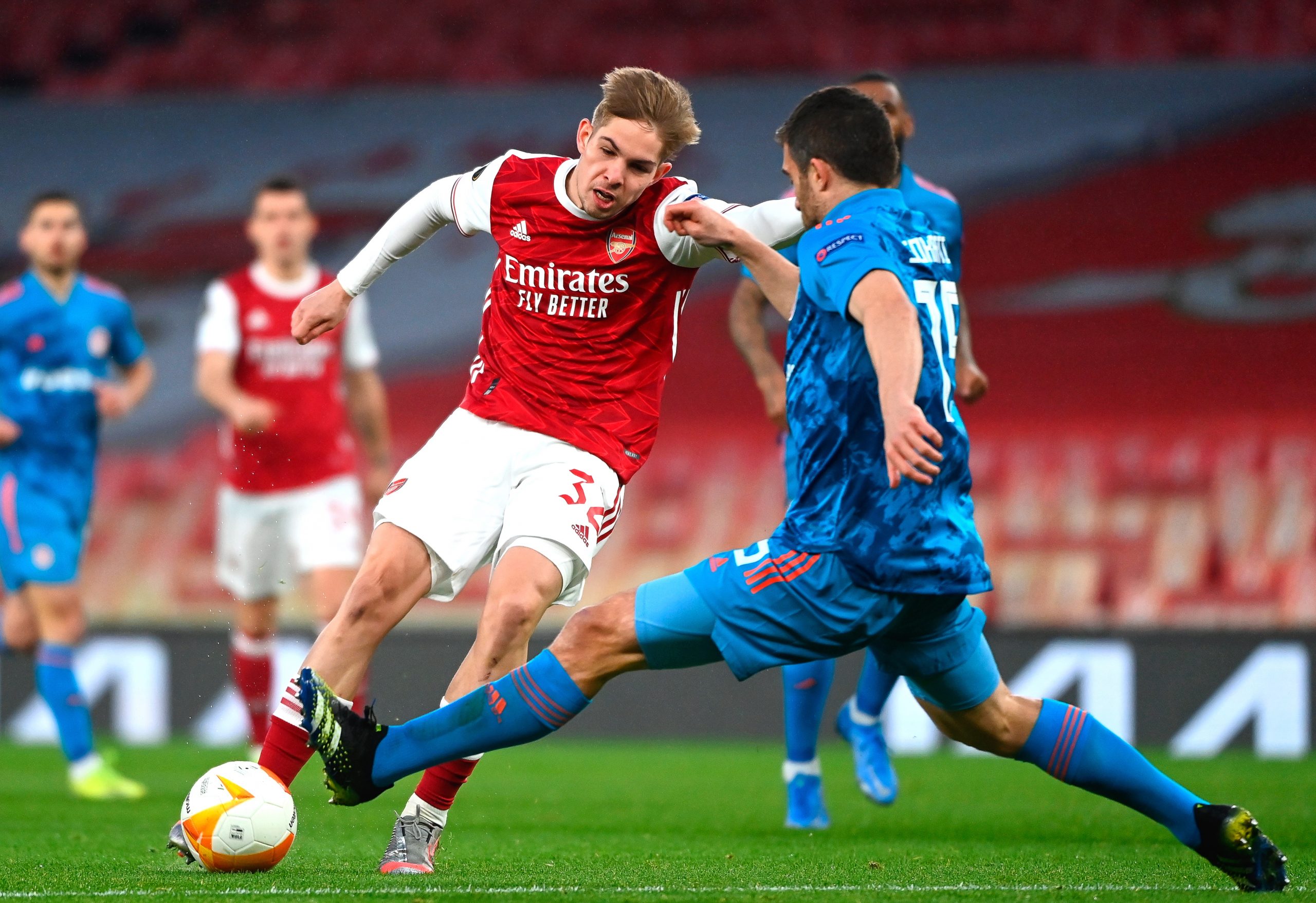epa09082414 Arsenal's Emile Smith Rowe (L) in action against Olympiacos' Sokratis Papastathopoulos (R) during the UEFA Europa League round of 16, second leg soccer match between Arsenal FC and Olympiacos Piraeus in London, Britain, 18 March 2021.  EPA/ANDY RAIN