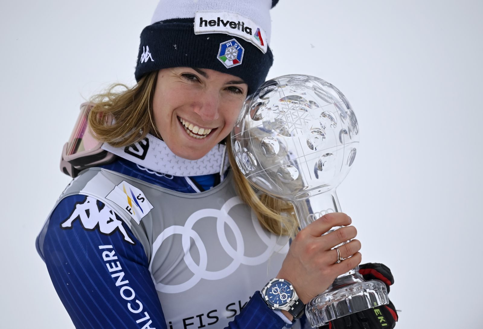 epa09087541 Italy's Marta Bassino celebrates with the crystal globe during the award ceremony of the women's overall Giant Slalom competition at the FIS Alpine Skiing World Cup finals in Lenzerheide, Switzerland, 21 March 2021.  EPA/GIAN EHRENZELLER