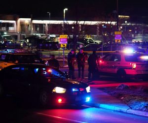 epaselect epa09090798 Police and officials investigate the scene of a mass shooting at the King Soopers supermarket in Boulder, Colorado, USA, 22 March 2021. At least ten people, including Boulder Police officer Eric Talley, were killed after a gunman, later taken into custody, started shooting in the parking lot and inside the supermarket.  EPA/BRENDAN DAVIS