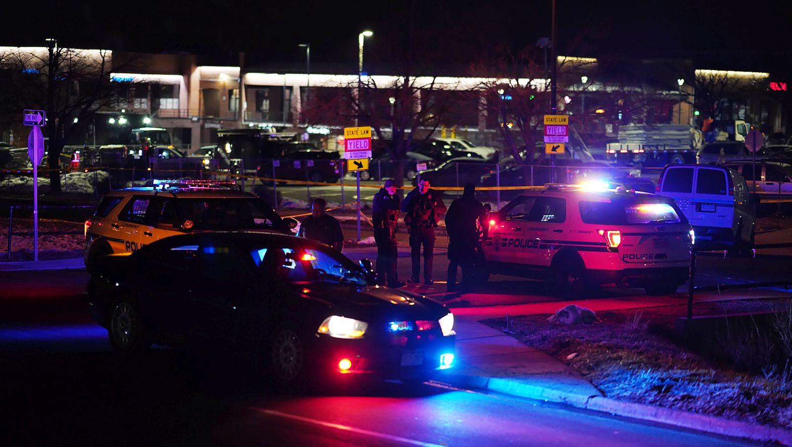 epaselect epa09090798 Police and officials investigate the scene of a mass shooting at the King Soopers supermarket in Boulder, Colorado, USA, 22 March 2021. At least ten people, including Boulder Police officer Eric Talley, were killed after a gunman, later taken into custody, started shooting in the parking lot and inside the supermarket.  EPA/BRENDAN DAVIS