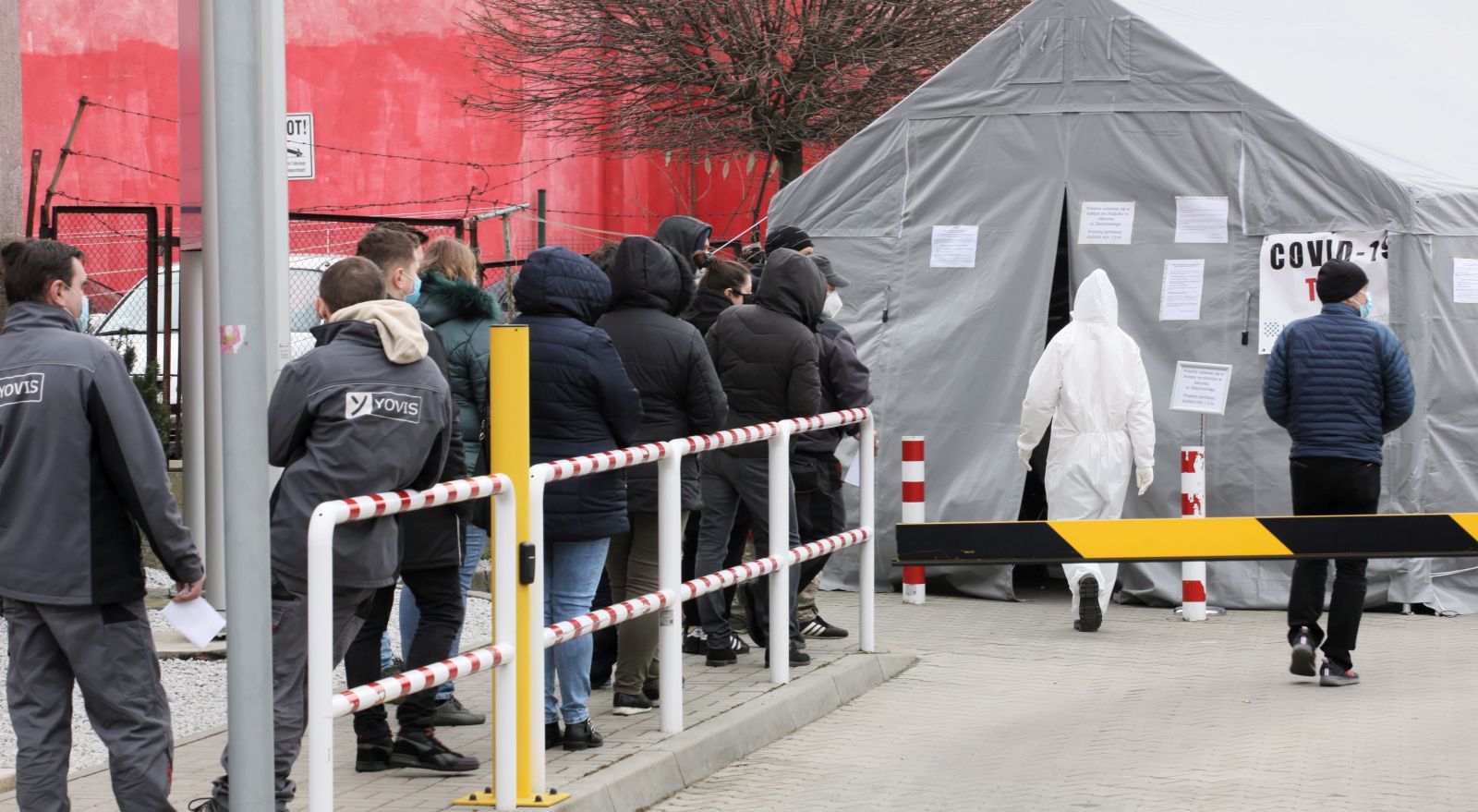 epa09092815 People queue to the entrance of the COVID-19 testing lab at Polish-German border in Slubice, western Poland, 24 March 2021, amid the ongoing pandemic of the COVID-19 disease caused by the SARS-CoV-2 coronavirus. Currently, adults entering Germany must produce a negative SARS-CoV-2 test result obtained within the past four days.  EPA/Lech Muszynski POLAND OUT