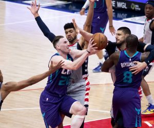 epa09107761 Charlotte Hornets forward Gordon Hayward (C) drives to the basket beside Washington Wizards forward Rui Hachimura (L), Washington Wizards forward Chandler Hutchison (Back C) and Washington Wizards center Alex Len (R), during the NBA basketball game between the Washington Wizards and Charlotte Hornets, at Capital One Arena in Washington, DC, USA, 30 March 2021.  EPA/MICHAEL REYNOLDS SHUTTERSTOCK OUT