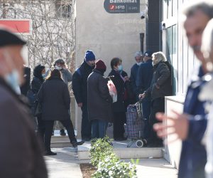 01.03.2021., Sibenik - Guzve za mirovine ispred banke u Sibeniku.
Photo: Hrvoje Jelavic/PIXSELL