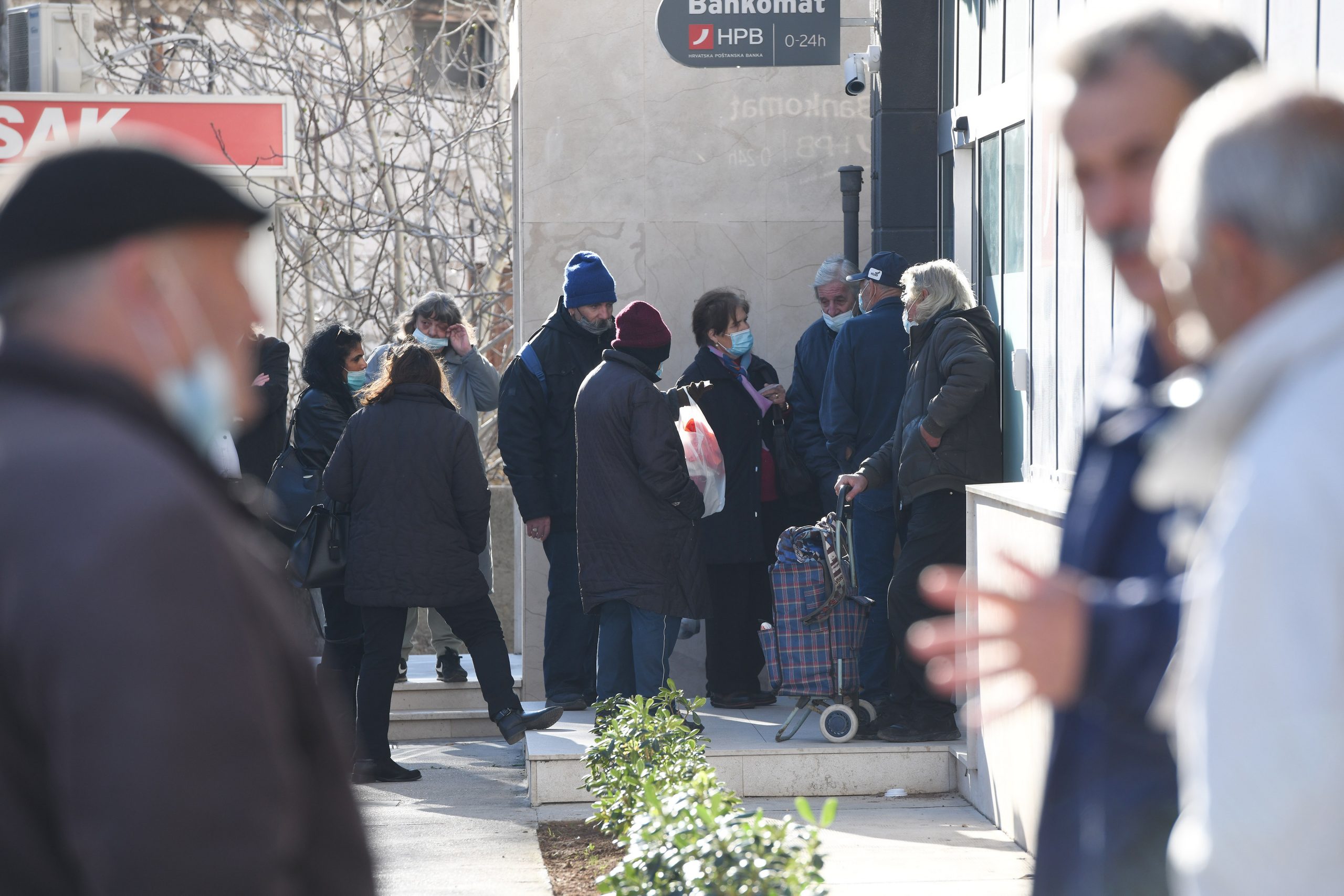 01.03.2021., Sibenik - Guzve za mirovine ispred banke u Sibeniku.
Photo: Hrvoje Jelavic/PIXSELL