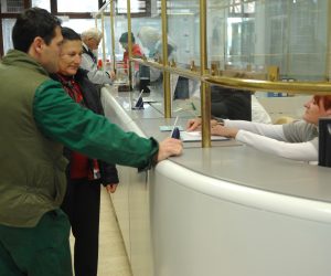 30.11.2010., Velika Gorica - U Fini je pocela isplata novcane pomoci osobama s poplavljenih podrucja. 
Photo: Davor Visnjic/PIXSELL