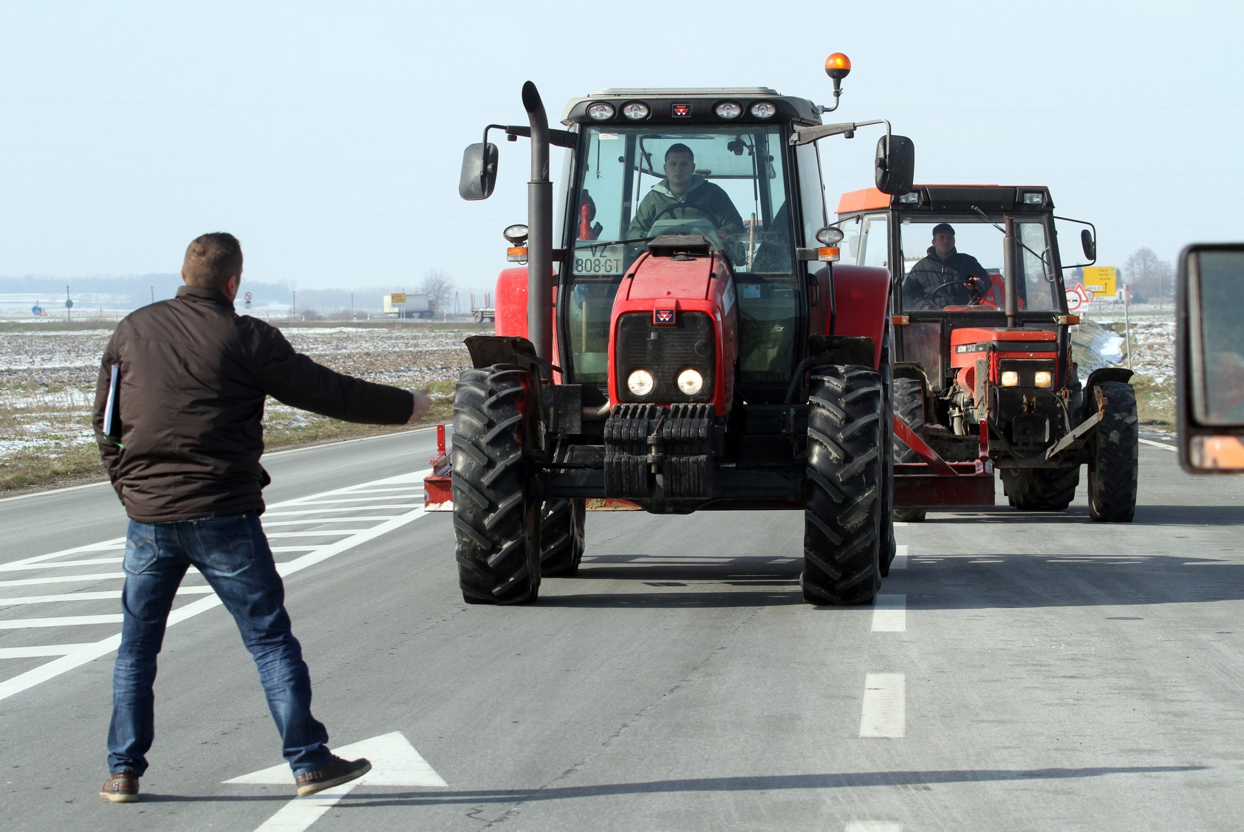 11.02.2013., Ludbreg - Tridesetak poljoprivrednika traktorima je blokiralo sjeverni kolni trak na drzavnoj cesti D2 kod Ludbrega. Traze isplatu poticaja za 2012 godinu i oslobadjanje komunalnog doprinosa za legalizaciju gospodarskih objekata
Photo: Marko Jurinec/PIXSELL