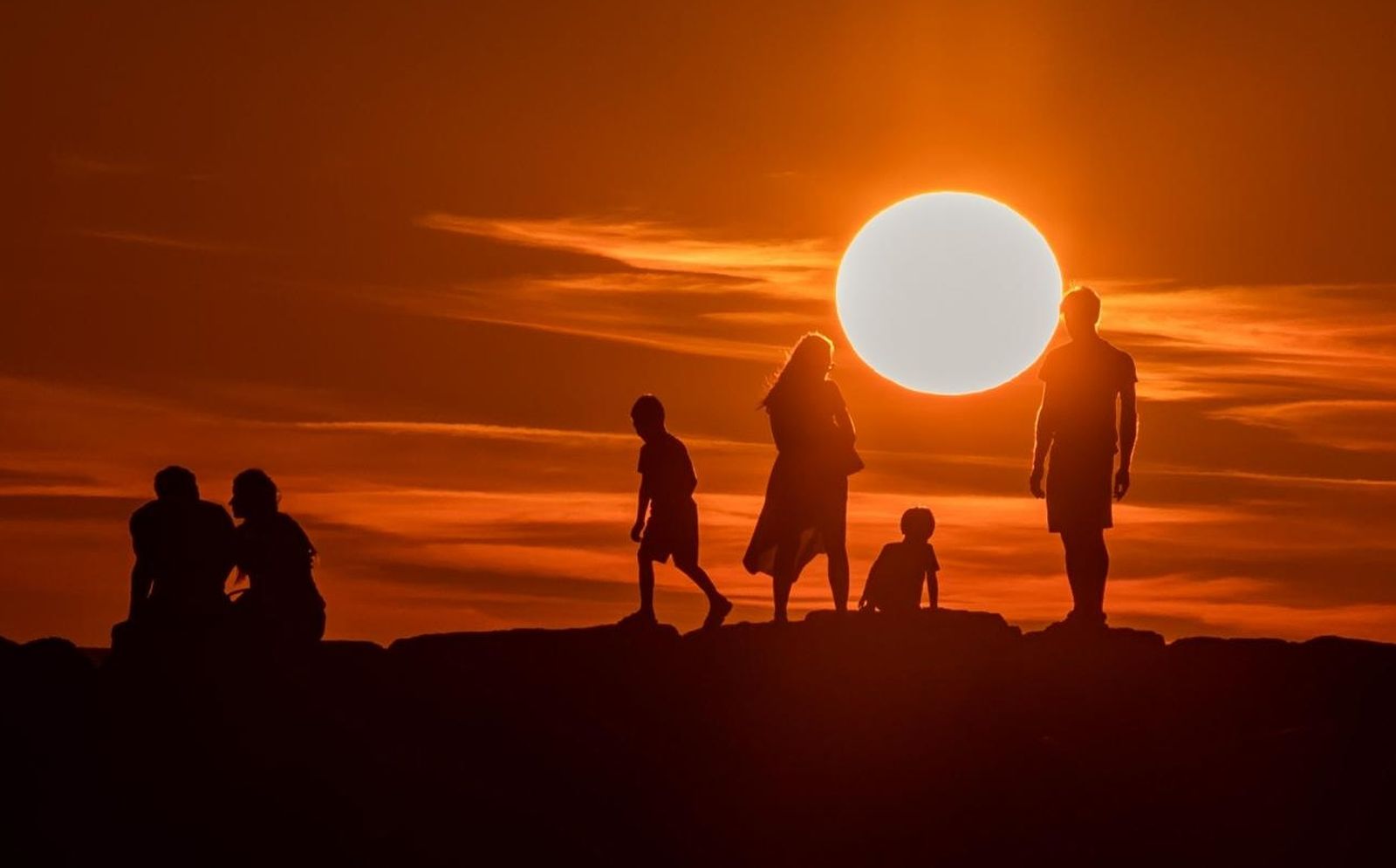 15.08.2020., Fazana - 
Ljudi promatraju zalazak sunca.
Photo: Srecko Niketic/PIXSELL