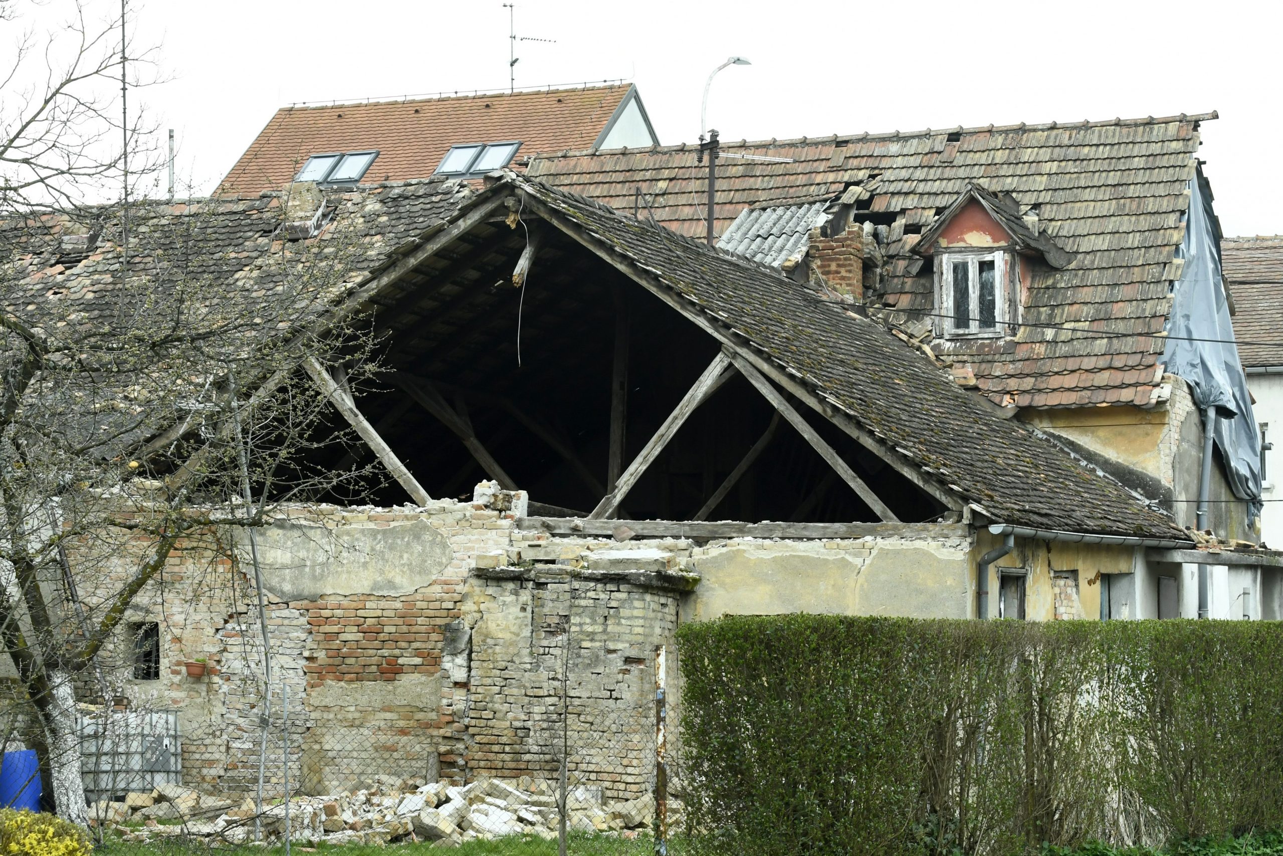 18.03.2021., Sisak - U gradu je dosta napustenih kuca na kojima nema tko sanirati u potresu ostecene krovove i prava su opasnost za prolaznike.
Photo: Nikola Cutuk/PIXSELL