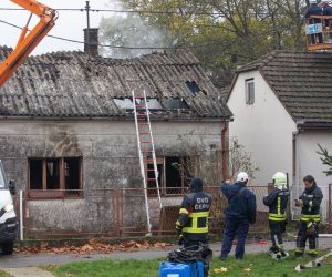 19.11.2020., Cepin - U Cepinu pokraj Osijeka zapalila se obiteljska kuca u kojoj je smrtno stradala jedna muska osoba. 
Photo: Davor Javorovic/PIXSELL