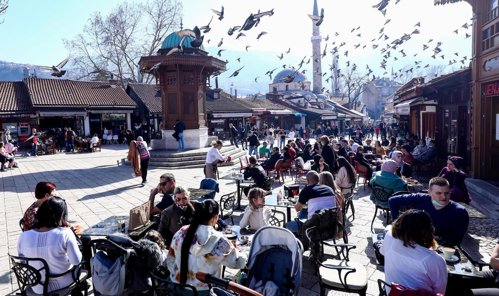 26.02.2021.,Sarajevo, Bosna i Hercegovina - Sarajlije uzivaju u suncu i odmoru u kaficima.
Photo: Armin Durgut/PIXSELL
