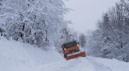 Snijeg pao na Sljemenu i uzrokovao probleme u prometu, skijalište zatvoreno