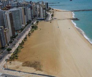 epa09054917 A photograph taken with a drone shows the empty Iracema beach, which is closed to stop the advance of COVID-19 in Fortaleza, capital of Ceara, northeast, Brazil, 05 March 2021. The new variants of the coronavirus considered more transmissible and dangerous are advancing through Brazil and are already predominant in at least a quarter of the country, which faces the worst phase of the pandemic with more than 1,600 daily deaths.  EPA/Jarbas Oliveira