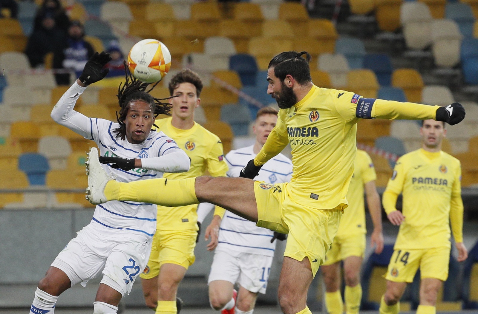 epa09068326 Gerson Rodrigues (L) of Dynamo Kiev in action against Raul Albiol (R) of Villarreal during the UEFA Europa League round of 16, first leg soccer match between Dynamo Kiev and Villarreal CF in Kiev, Ukraine, 11 March 2021.  EPA/SERGEY DOLZHENKO