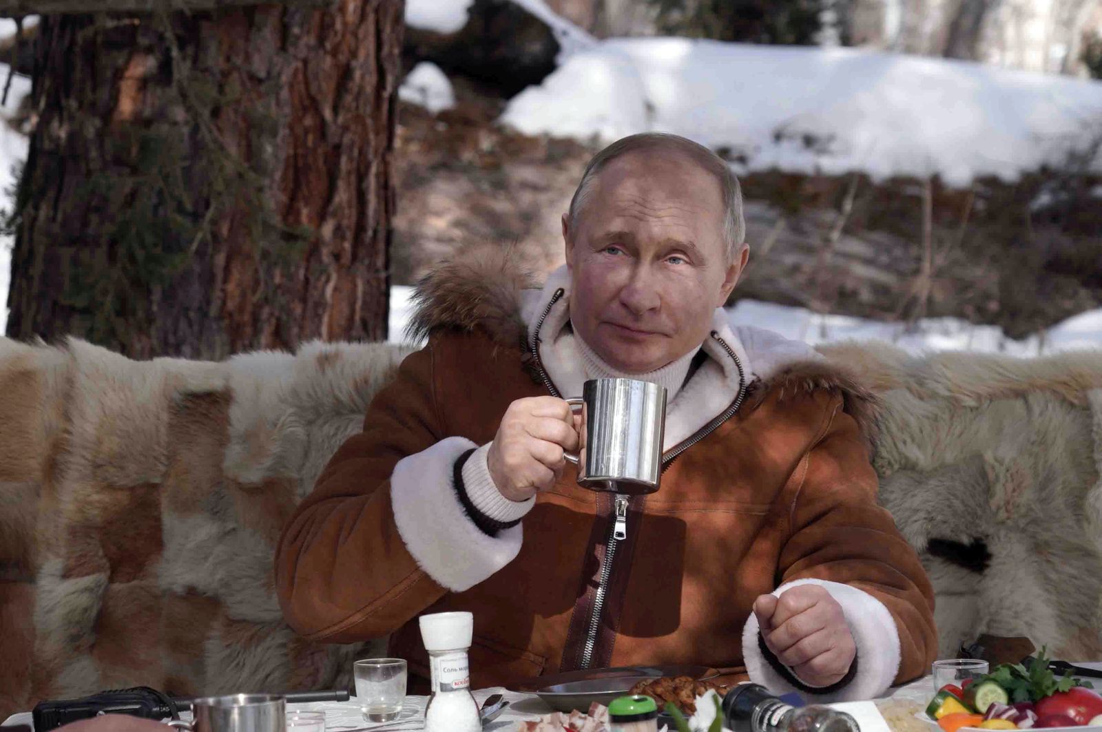 epa09087603 Russian President Vladimir Putin (R) and Defence Minister Sergei Shoigu spend their leisure time in the Siberian Federal District, Russia, 21 March 2021.  EPA/ALEXEI DRUZHININ / SPUTNIK / KREMLIN POOL MANDATORY CREDIT