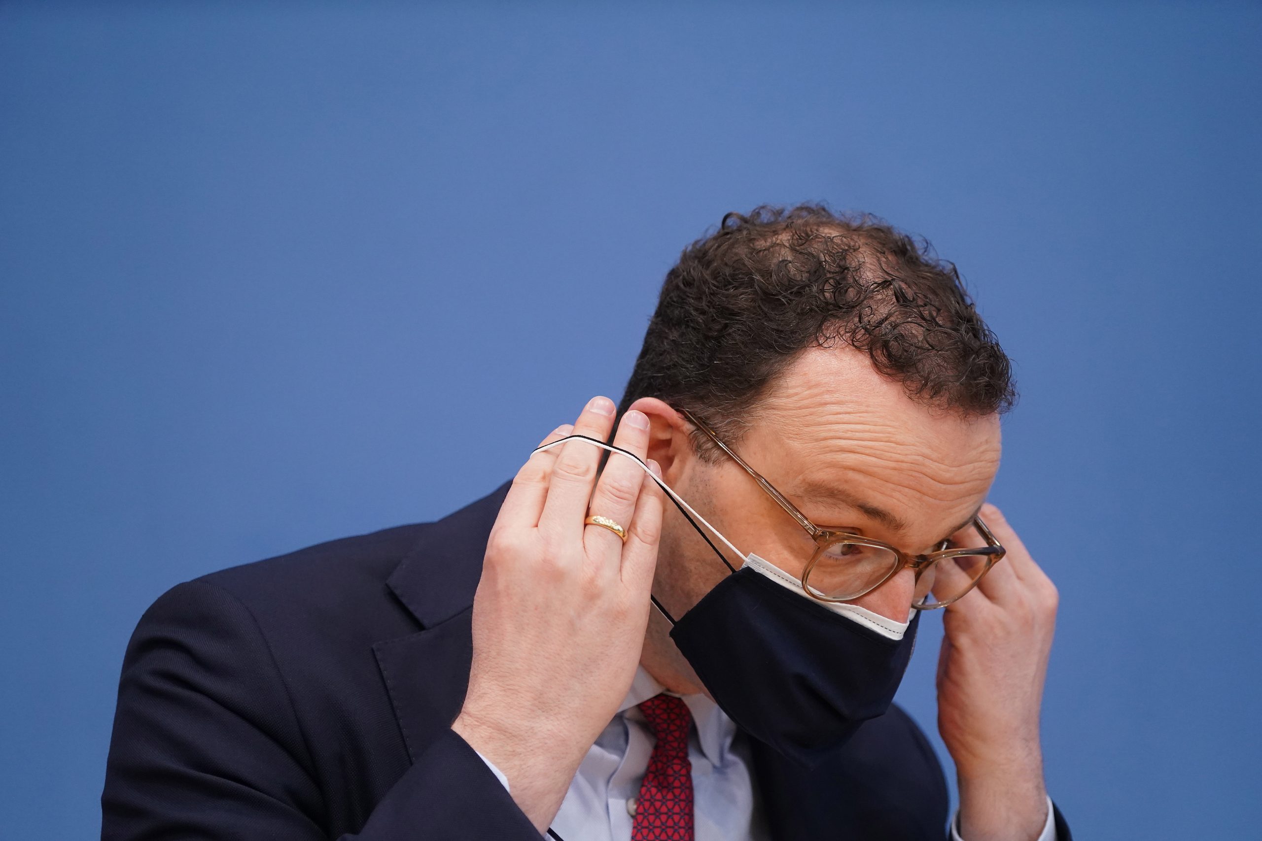 epa09110089 German Health Minister Jens Spahn removes his mask as he arrives to speak to the media to outline the large-scale rollout of inoculations against Covid-19 at private medical practices during the third wave of the coronavirus pandemic in Berlin, Germany, 01 April 2021. The rollout is to begin next week nationwide and will come as a further means for increasing the pace of vaccinations.  EPA/Sean Gallup / POOL