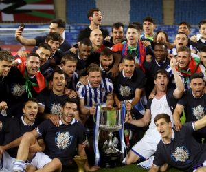 epa09114768 A handout photo made available by the Spanish Royal Soccer Federation (RFEF) shows Real Sociedad players posing with the trophy from Spain's King Felipe VI (C-L) after winning the 2020 Spanish King's Cup final soccer match against Athletic Club at La Cartuja stadium in Seville, Andalusia, Spain, 03 April 2021.  EPA/RFEF HANDOUT IMAGE TO BE USED ONLY IN RELATION TO THE STATED EVENT / MANDATORY CREDIT HANDOUT EDITORIAL USE ONLY/NO SALES HANDOUT EDITORIAL USE ONLY/NO SALES