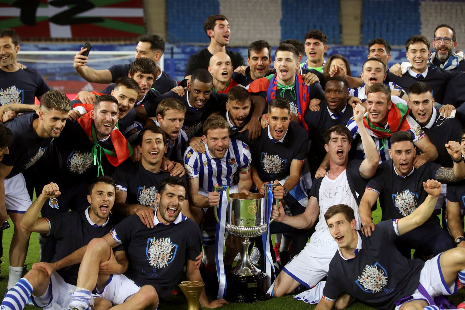 epa09114768 A handout photo made available by the Spanish Royal Soccer Federation (RFEF) shows Real Sociedad players posing with the trophy from Spain's King Felipe VI (C-L) after winning the 2020 Spanish King's Cup final soccer match against Athletic Club at La Cartuja stadium in Seville, Andalusia, Spain, 03 April 2021.  EPA/RFEF HANDOUT IMAGE TO BE USED ONLY IN RELATION TO THE STATED EVENT / MANDATORY CREDIT HANDOUT EDITORIAL USE ONLY/NO SALES HANDOUT EDITORIAL USE ONLY/NO SALES