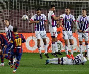 epa09117532 FC Barcelona's Lionel Messi (3-L) takes a free kick during the Spanish LaLiga soccer match between FC Barcelona and Real Valladolid at Camp Nou stadium in Barcelona, Catalonia, Spain, 05 April 2021.  EPA/ALBERTO ESTEVEZ