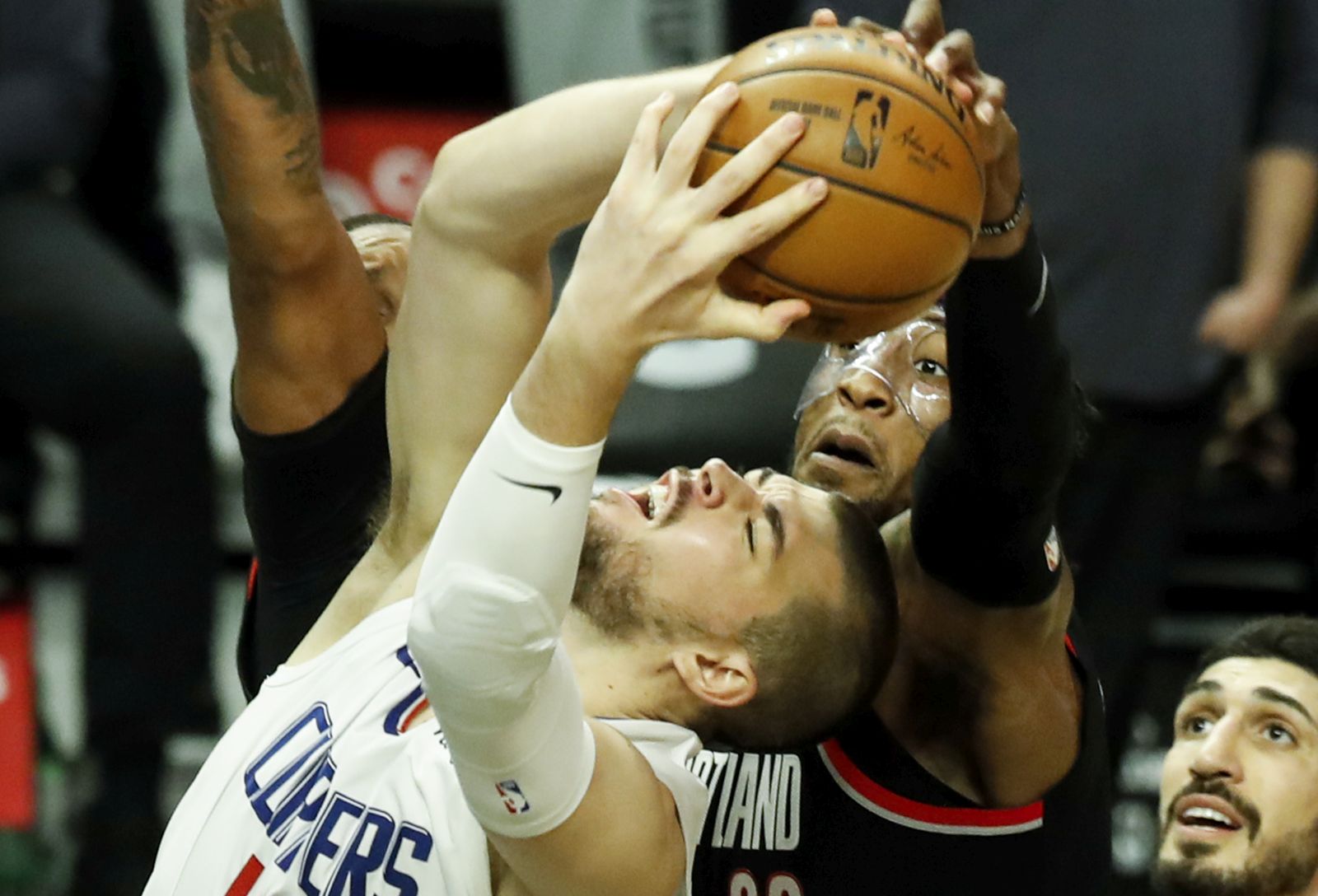 epa09119711 LA Clippers center Ivica Zubac (L) in action against Portland Trail Blazers forward Robert Covington (C) during the NBA basketball game between Portland Trail Blazers and Los Angeles Clippers at the Staples Center in Los Angeles, California, USA, 06 April 2021.  EPA/ETIENNE LAURENT SHUTTERSTOCK OUT