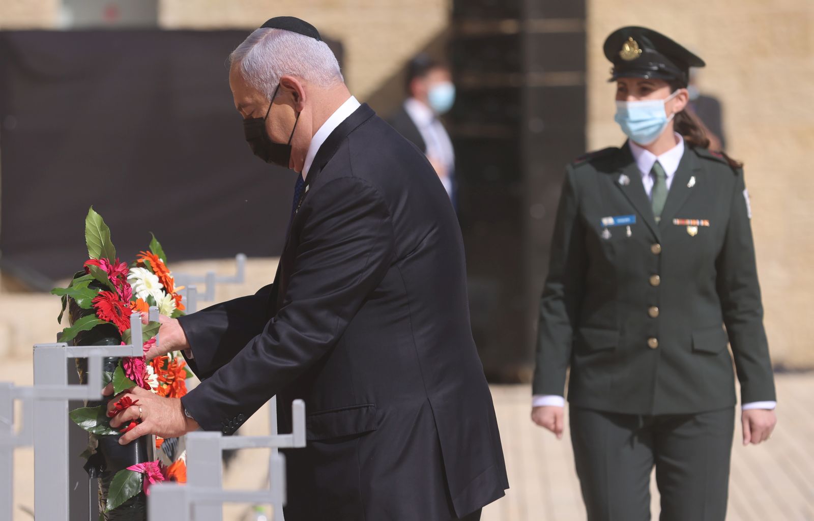 epa09121794 Israeli Prime Minister Benjamin Netanyahu attends a wreath-laying ceremony marking the Holocaust Remembrance Day at Warsaw Ghetto Square in Jerusalem's Yad Vashem memorial on 08 April 2021.  EPA/EMMANUEL DUNAND / POOL