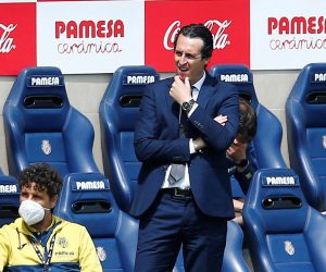 epa09128638 Villarreal's head coach Unai Emery reacts during the Spanish LaLiga soccer match between Villarreal CF and CA Osasuna at Estadio La Ceramica stadium, in Vila-real, eastern Spain, 11 April 2021.  EPA/Domenech Castello