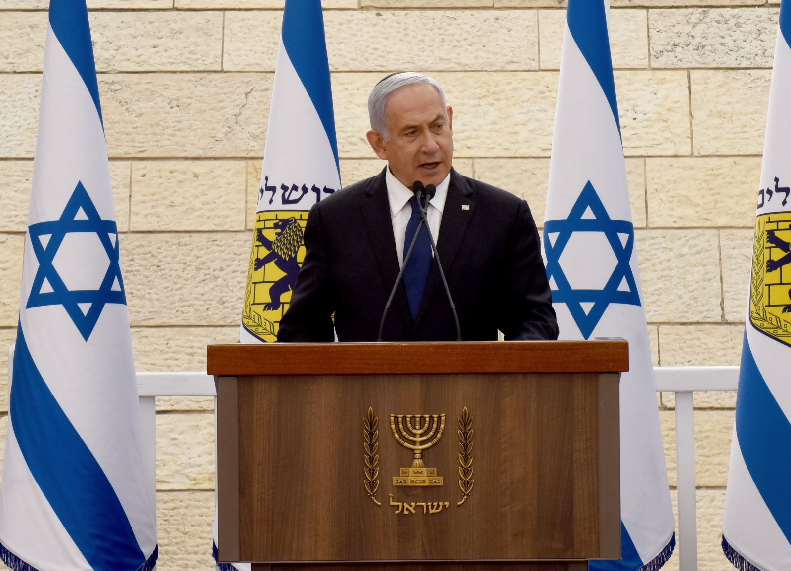 epa09133050 Israeli Prime Minister Benjamin Netanyahu speaks at a memorial ceremony for fallen soldiers at the Yad LeBanim House in Jerusalem, April 13, 2021, on the eve of Memorial Day in Israel.  EPA/DEBBIE HILL / POOL
