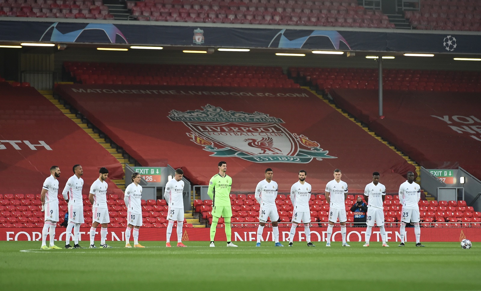 epa09135571 Real Madrid players observe a minute of silence to mark the 32nd anniversary of the Hillsborough disaster ahead the UEFA Champions League quarter final, second leg soccer match between Liverpool FC and Real Madrid at Anfield in Liverpool, Britain, 14 April 2021.  EPA/Peter Powell