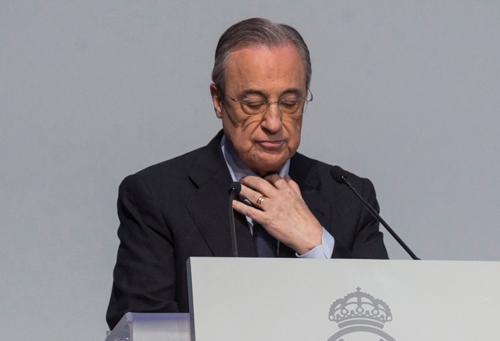 epa09144525 (FILE) - A file picture shows Real Madrid's president Florentino Perez delivering a speech during the event held to award members with 25, 50 and 60 years of membership at the IFEMA Trade Fair Center in Madrid, Spain, 03 November 2018 (reissued 19 April 2021). In the early hours of 19 April 2021 twelve European soccer clubs, AC Milan, Arsenal FC, Atletico de Madrid, Chelsea FC, FC Barcelona, FC Internazionale Milano, Juventus FC, Liverpool FC, Manchester City, Manchester United, Real Madrid CF and Tottenham Hotspur have announced the creation of a Super League. Florentino Prez will be the first chairman of the league.  EPA/Rodrigo Jimenez *** Local Caption *** 56800683