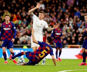 epa09144596 (FILE) - Real Madrid's Toni Kroos (C) in action against FC Barcelona's Sergio Busquets (bottom) during the Spanish La Liga soccer match between Real Madrid and FC Barcelona at Santiago Bernabeu stadium in Madrid, Spain, 01 March 2020 (reissued 19 April 2021). In the early hours of 19 April 2021 twelve European soccer clubs, AC Milan, Arsenal FC, Atletico de Madrid, Chelsea FC, FC Barcelona, FC Internazionale Milano, Juventus FC, Liverpool FC, Manchester City, Manchester United, Real Madrid CF and Tottenham Hotspur have announced the creation of a Super League.  EPA/RODRIGO JIMENEZ *** Local Caption *** 55920980