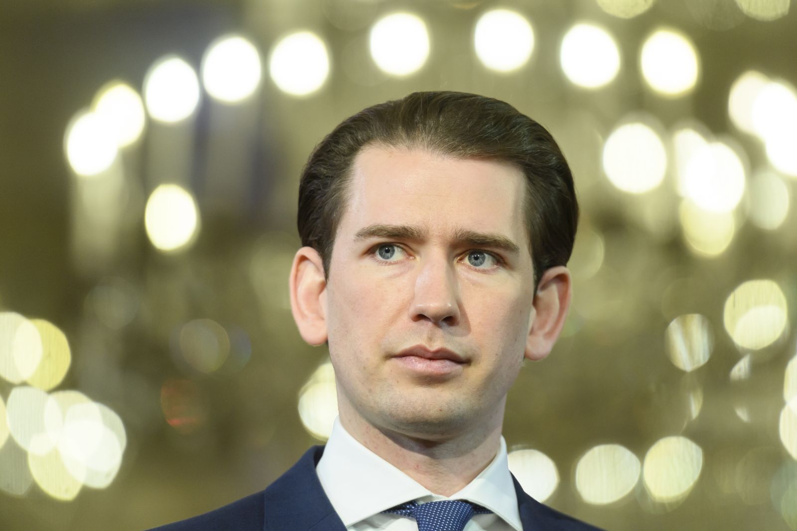 epa09145648 Austrian Chancellor Sebastian Kurz delivers a press conference during a government meeting at the Hofburg Palace in Vienna, Austria, 19 April 2021.  EPA/CHRISTIAN BRUNA