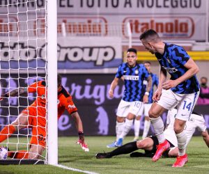 epa09151179 Inter’s Ivan Perisic (R) scores the 1-1 goal during the Italian Serie A soccer match Spezia Calcio vs Fc Inter at Alberto Picco stadium in La Spezia, Italy, 21 April 2021.  EPA/SIMONE ARVEDA