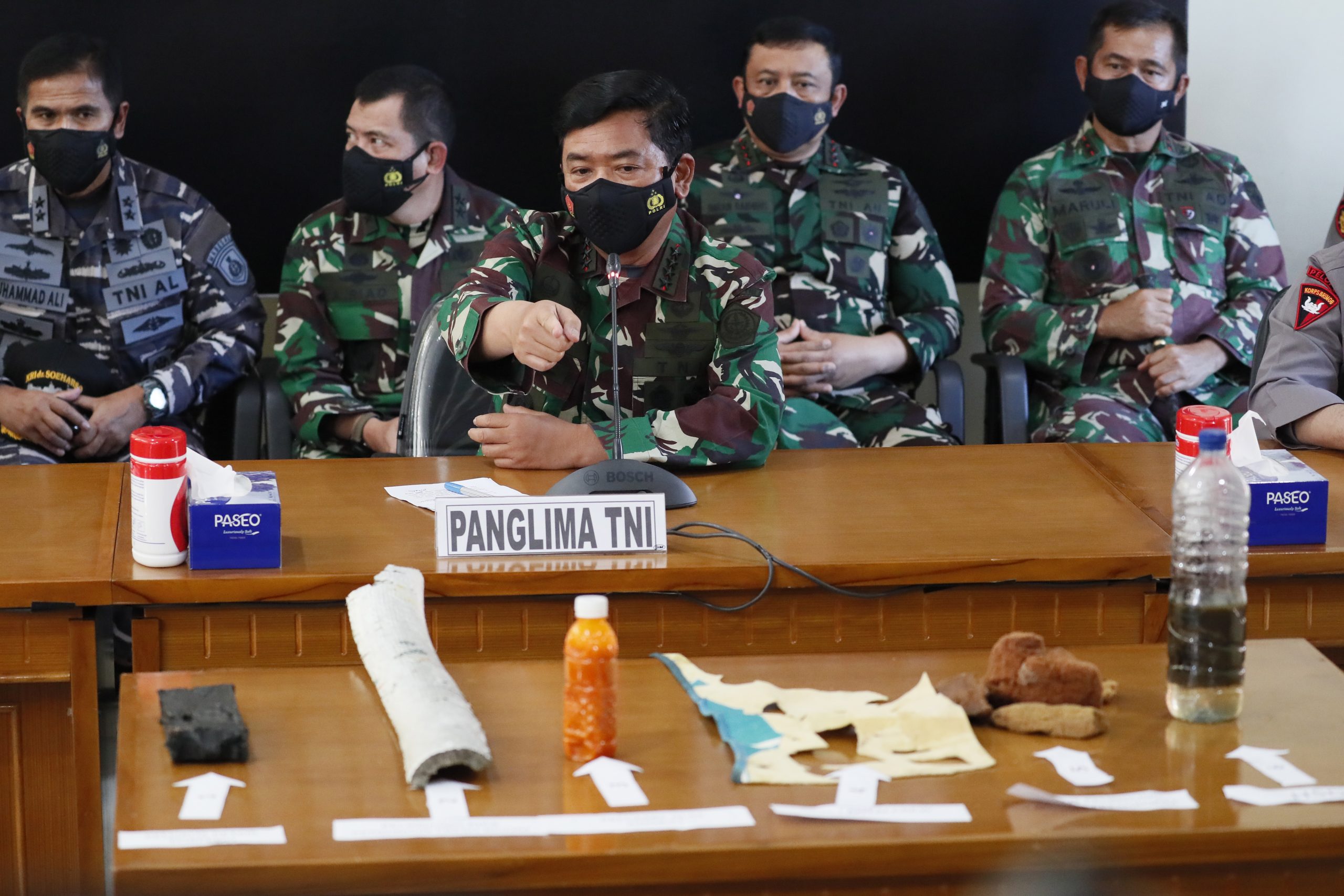 epa09156256 Indonesian military Chief Hadi Tjahjanto (C) displays debris believed to be from a missing Indonesian Navy submarine KRI Nanggala during a press conference at a command in Ngurah Rai Airport in Bali, Indonesia, 24 April 2021. The German-made submarine was reported missing on 21 April 2021 near the island of Bali with 53 people on board while preparing to conduct a torpedo drill, the the Indonesian National Armed Forces said.  EPA/MADE NAGI