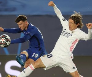 epa09164127 Madrid's Luka Modric (R) vies for the ball against Chelsea's Mason Mount (L) during the UEFA Champions League semifinal first leg soccer match between Real Madrid CF and Chelsea FC at Alfredo Di Stefano stadium in Madrid, Spain, 27 April 2021.  EPA/JuanJo Martin