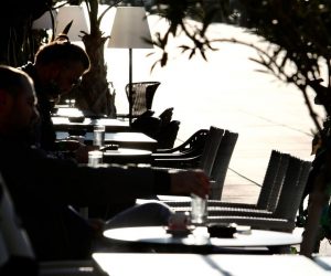01.03.2021.,Split - Splicani od ranog jutra uzivaju u prvoj ovogodisnjoj jutarnjoj kavi na terasi  kafica na rivi.
Photo:Ivo Cagalj/PIXSELL