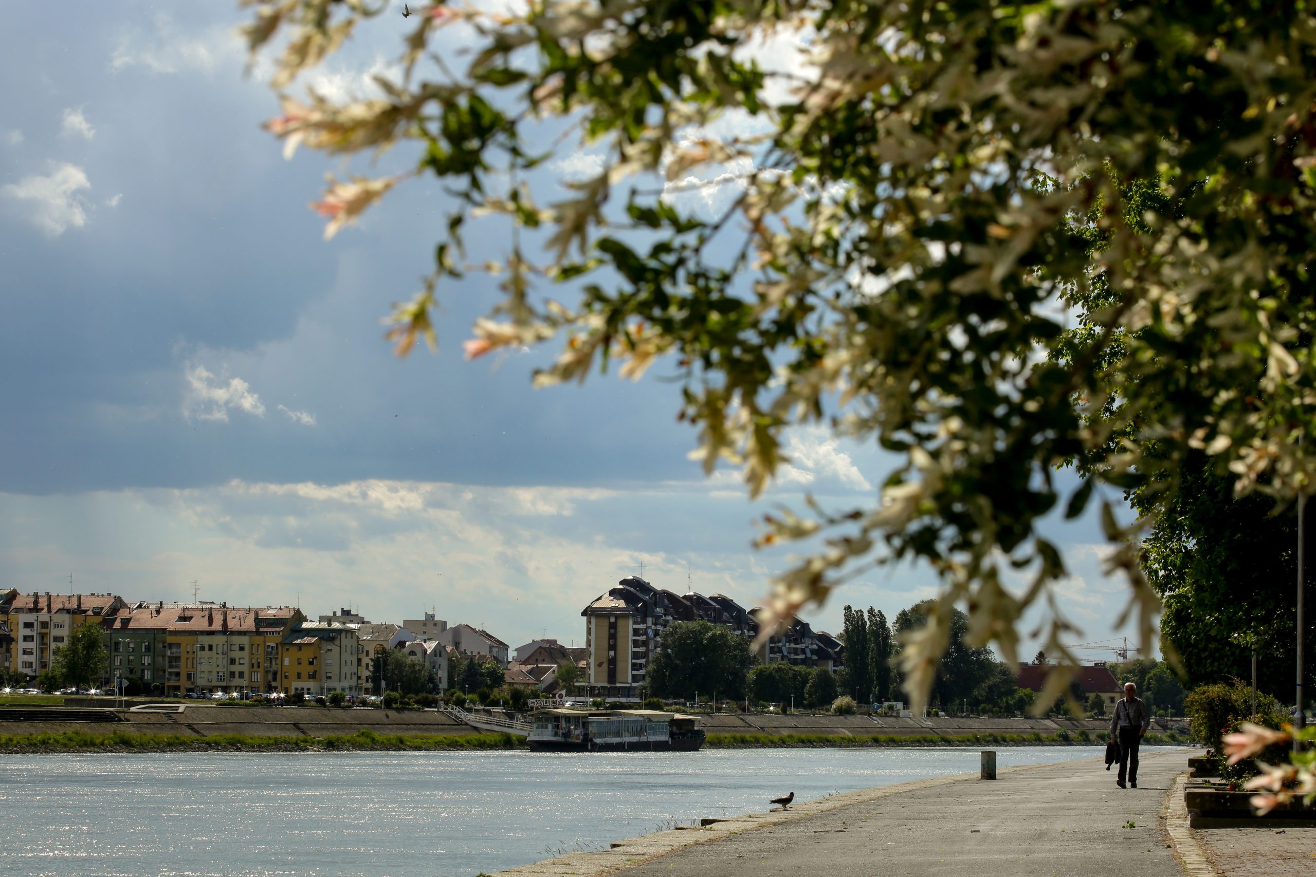 02.06.2020., Osijek - Osjecani se sale da u jednom danu prodju sva cetiri godisnja doba, oblaci i sunce stalno se izmjenjuju, kisa pada desetak puta na dan.
Photo: Dubravka Petric/PIXSELL