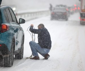 02.12.2020., Split - Zbog snijega na autocesti A1 vozaci stavljaju lance na automobile. 

Photo: Marko Dimic/PIXSELL